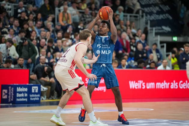 Basketball: easyCredit BBL, 19. Spieltag, MLP Academics Heidelberg - FC Bayern München Basketball am 08.02.2026 in Heidelberg (SNP Dome), Deutschland, Saison 2025 2026: DJ Horne (0, MLP) im Duell mit Justus Hollatz (21, FCB). Heidelberg SNP Dome Deutschland Copyright: xChristophxKinzingerx