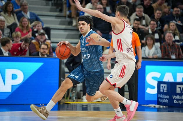 Basketball: easyCredit BBL, 19. Spieltag, MLP Academics Heidelberg - FC Bayern München Basketball am 08.02.2026 in Heidelberg (SNP Dome), Deutschland, Saison 2025 2026: Erol Ersek (11, MLP) im Duell mit Neno Dimitrijevic (0, FCB). Heidelberg SNP Dome Deutschland Copyright: xChristophxKinzingerx