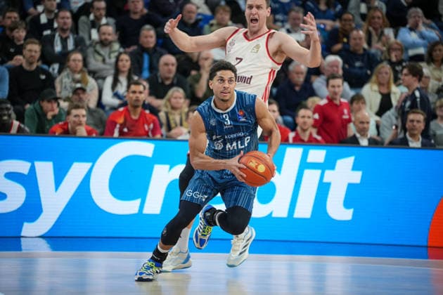 Basketball: easyCredit BBL, 19. Spieltag, MLP Academics Heidelberg - FC Bayern München Basketball am 08.02.2026 in Heidelberg (SNP Dome), Deutschland, Saison 2025 2026: Kevin McClain (3, MLP) im Fokus an Johannes Voigtmann (7, FCB) vorbei. Heidelberg SNP Dome Deutschland Copyright: xChristophxKinzingerx