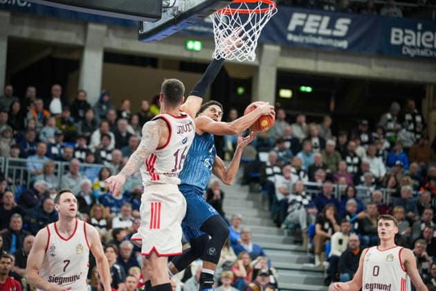 Basketball: easyCredit BBL, 19. Spieltag, MLP Academics Heidelberg - FC Bayern München Basketball am 08.02.2026 in Heidelberg (SNP Dome), Deutschland, Saison 2025 2026: Kevin McClain (3, MLP) mit einem Korbleger gegen Stefan Jovic (16, FCB) Heidelberg SNP Dome Deutschland Copyright: xChristophxKinzingerx