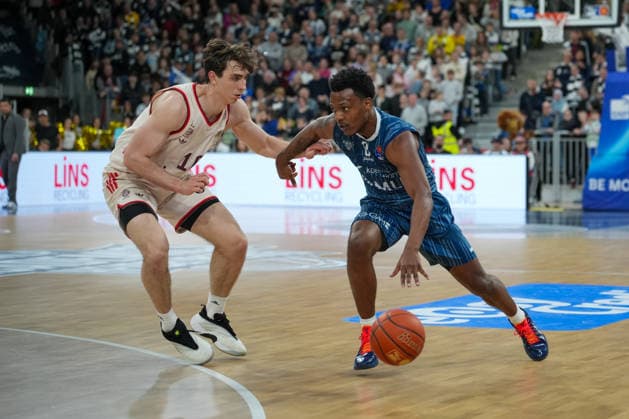 Basketball: easyCredit BBL, 19. Spieltag, MLP Academics Heidelberg - FC Bayern München Basketball am 08.02.2026 in Heidelberg (SNP Dome), Deutschland, Saison 2025 2026: DJ Horne (0, MLP) im Duell mit Justinian Jessup (10, FCB). Heidelberg SNP Dome Deutschland Copyright: xChristophxKinzingerx