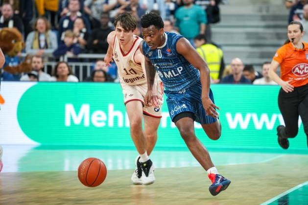 Basketball: easyCredit BBL, 19. Spieltag, MLP Academics Heidelberg - FC Bayern München Basketball am 08.02.2026 in Heidelberg (SNP Dome), Deutschland, Saison 2025 2026: DJ Horne (0, MLP) im Duell mit Justinian Jessup (10, FCB). Heidelberg SNP Dome Deutschland Copyright: xChristophxKinzingerx