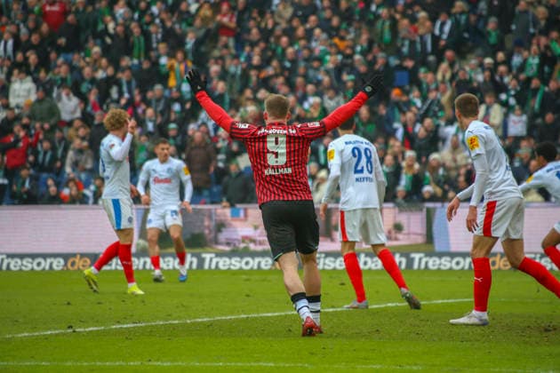 Deutschland: Fussball 2.Bundesliga 2025 26, 21. Spieltag - Hannover 96 vs Holstein Kiel - Heinz von Heiden Arena Stadion (Hannover): Benjamin Källman Benjamin Kallman (Hannover 96, 9) Hannover