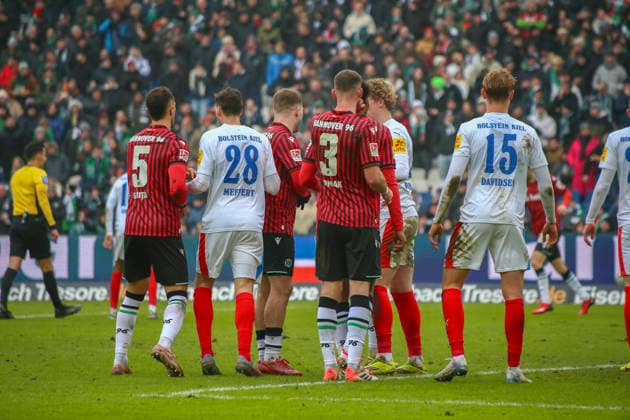 Deutschland: Fussball 2.Bundesliga 2025 26, 21. Spieltag - Hannover 96 vs Holstein Kiel - Heinz von Heiden Arena Stadion (Hannover): Boris Tomiak (Hannover 96, 3) Virgil GhiÅ£Äƒ Virgil Ghita (Hannover 96, 5) Kasper Davidsen (Holstein Kiel, 15) Frederik Roslyng (Holstein Kiel, 2) Hannover