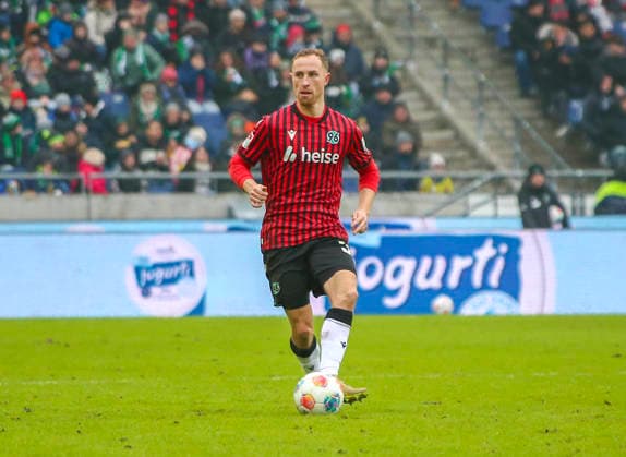 Deutschland: Fussball 2.Bundesliga 2025 26, 21. Spieltag - Hannover 96 vs Holstein Kiel - Heinz von Heiden Arena Stadion (Hannover): Maurice Neubauer (Hannover 96, 33) Hannover