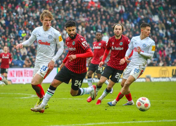 Deutschland: Fussball 2.Bundesliga 2025 26, 21. Spieltag - Hannover 96 vs Holstein Kiel - Heinz von Heiden Arena Stadion (Hannover): Elias Saad (Hannover 96, 24) Lasse Rosenboom (Holstein Kiel, 23) Adrian Kapralik Adrian Kapralik (Holstein Kiel, 20) Niklas Niehoff (Holstein Kiel, 29) Hannover