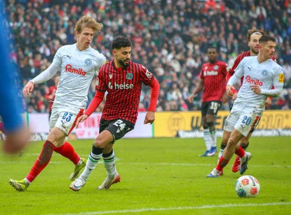 Deutschland: Fussball 2.Bundesliga 2025 26, 21. Spieltag - Hannover 96 vs Holstein Kiel - Heinz von Heiden Arena Stadion (Hannover): Elias Saad (Hannover 96, 24) Lasse Rosenboom (Holstein Kiel, 23) Adrian Kapralik Adrian Kapralik (Holstein Kiel, 20) Niklas Niehoff (Holstein Kiel, 29) Hannover