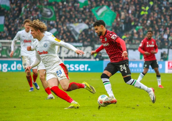 Deutschland: Fussball 2.Bundesliga 2025 26, 21. Spieltag - Hannover 96 vs Holstein Kiel - Heinz von Heiden Arena Stadion (Hannover): Elias Saad (Hannover 96, 24) Lasse Rosenboom (Holstein Kiel, 23) Hannover