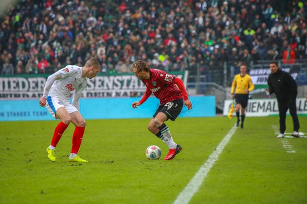 Deutschland: Fussball 2.Bundesliga 2025 26, 21. Spieltag - Hannover 96 vs Holstein Kiel - Heinz von Heiden Arena Stadion (Hannover): Kolja Oudenne (Hannover 96, 29) Hannover