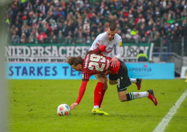 Deutschland: Fussball 2.Bundesliga 2025 26, 21. Spieltag - Hannover 96 vs Holstein Kiel - Heinz von Heiden Arena Stadion (Hannover): Kolja Oudenne (Hannover 96, 29) David Zec (Holstein Kiel, 26) Hannover