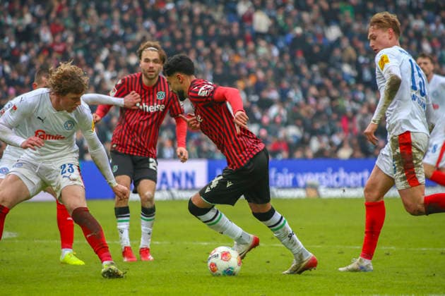 Deutschland: Fussball 2.Bundesliga 2025 26, 21. Spieltag - Hannover 96 vs Holstein Kiel - Heinz von Heiden Arena Stadion (Hannover): Elias Saad (Hannover 96, 24) Lasse Rosenboom (Holstein Kiel, 23) Hannover