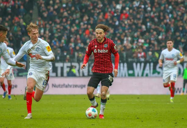 Deutschland: Fussball 2.Bundesliga 2025 26, 21. Spieltag - Hannover 96 vs Holstein Kiel - Heinz von Heiden Arena Stadion (Hannover): Kolja Oudenne (Hannover 96, 29) Kasper Davidsen (Holstein Kiel, 15) Hannover
