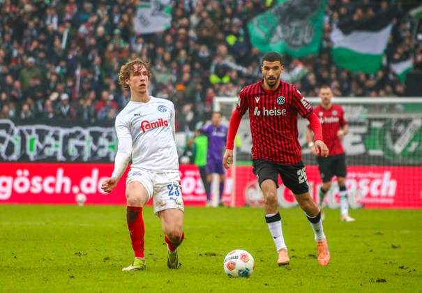 Deutschland: Fussball 2.Bundesliga 2025 26, 21. Spieltag - Hannover 96 vs Holstein Kiel - Heinz von Heiden Arena Stadion (Hannover): Waniss TaÃ¯bi Waniss Taibi (Hannover 96, 26) Lasse Rosenboom (Holstein Kiel, 23) Hannover