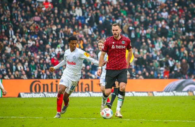 Deutschland: Fussball 2.Bundesliga 2025 26, 21. Spieltag - Hannover 96 vs Holstein Kiel - Heinz von Heiden Arena Stadion (Hannover): Boris Tomiak (Hannover 96, 3) Andu Kelati (Holstein Kiel, 16) Hannover