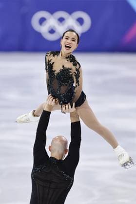 Milan Cortina Olympics: Figure skating, Eiskunstlauf Ellie Kam (top) and Danny O Shea of the United States perform in the pairs free program during the figure skating team event at the Milan Cortina Olympics at Milano Ice Skating Arena in Milan on Feb. 8, 2026.  A14AA0005258858P