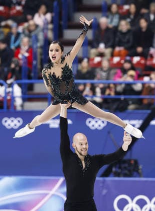Milan Cortina Olympics: Figure skating, Eiskunstlauf Ellie Kam (top) and Danny O Shea of the United States perform in the pairs free program during the figure skating team event at the Milan Cortina Olympics at Milano Ice Skating Arena in Milan on Feb. 8, 2026.  A14AA0005258864P