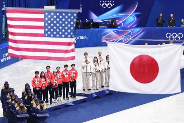 Milan Cortina Olympics: Figure skating, Eiskunstlauf Members of the Japanese figure skating team (L) are pictured on the podium after winning silver in the team event at the Milan Cortina Olympics at Milano Ice Skating Arena in Milan on Feb. 8, 2026. Seen on the right is the U.S. team, which won gold.  A14AA0005258927P