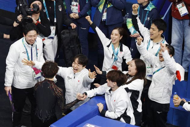 Milan Cortina Olympics: Figure skating, Eiskunstlauf Members of Japan s figure skating squad welcome Shun Sato (bottom L) after he performed in the men s free program during the team event at the Milan Cortina Olympics at Milano Ice Skating Arena in Milan on Feb. 8, 2026.  A14AA0005258966P