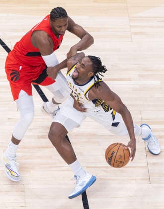 (260209) -- TORONTO, Feb. 9, 2026 -- Aaron Nesmith (R) of Indiana Pacers breaks through during the 2025-2026 NBA, Basketball Herren, USA regular season game between Toronto Raptors and Indiana Pacers in Toronto, Canada, on Feb. 8, 2026. (Photo by Xinhua) (SP) CANADA-TORONTO-BASKETBALL-NBA-PACERS VS RAPTORS ZouxZheng 
