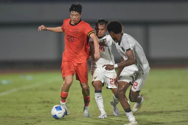 (260209) -- TANGERANG. Feb. 9, 2026 -- Nan Zixun (L) of China vies with I Komang Semadi Sanjana Putra (C) and Peres Akwila Tjoe of Indonesia during the U17, U 17 International Friendly, Länderspiel, Nationalmannschaft Match between China and Indonesia in Tangerang, Indonesia on Feb. 8, 2026. ) (SP)INDONESIA-TANGERANG-FOOTBALL-U17 INTERNATIONAL FRIENDLY MATCH-CHINA VS INDONESIA VerixSanovri 