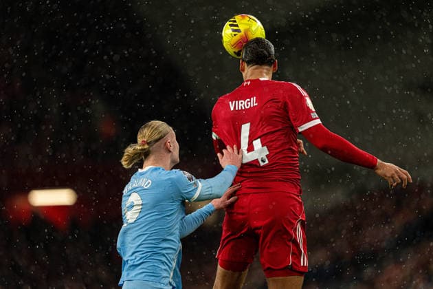 Liverpool v Manchester City - Premier League Virgil van Dijk of Liverpool challenges for a header with Manchester City s Erling Haaland during the Premier League match between Liverpool and Manchester City at Anfield in Liverpool, England, on February 8, 2026. Liverpool Merseyside United Kingdom  Copyright: xMIxNewsx originalFilename:fletcher-liverpoo260208_npF7F.jpg