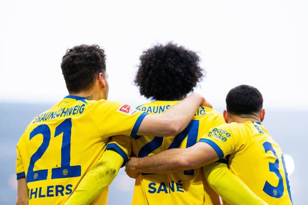 08.02.2026 - Fußball, 2025 2026, 2. Bundesliga, 21. Spieltag, DSC Arminia Bielefeld - Eintracht Braunschweig: (M) Sidi Sane (Braunschweig) jubelt nach seinem Tor zum 1:1 mit (L-R) Kevin Ehlers (Braunschweig), Robin Heußer (Braunschweig) DFL REGULATIONS PROHIBIT ANY USE OF PHOTOGRAPHS AS IMAGE SEQUENCES AND OR QUASI-VIDEO.