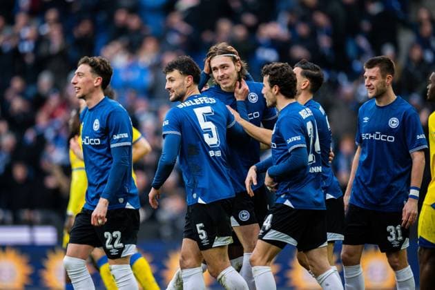 08.02.2026 - Fußball, 2025 2026, 2. Bundesliga, 21. Spieltag, DSC Arminia Bielefeld - Eintracht Braunschweig: (M) Roberts Uldrikis (Bielefeld) jubelt nach seinem Tor zum 3:2 mit (L-R) Jannik Rochelt (Bielefeld), Maximilian Bauer (Bielefeld), Christopher Lannert (Bielefeld), Stefano Russo (Bielefeld), Robin Knoche (Bielefeld) DFL REGULATIONS PROHIBIT ANY USE OF PHOTOGRAPHS AS IMAGE SEQUENCES AND OR QUASI-VIDEO.