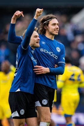 08.02.2026 - Fußball, 2025 2026, 2. Bundesliga, 21. Spieltag, DSC Arminia Bielefeld - Eintracht Braunschweig: (R) Roberts Uldrikis (Bielefeld) jubelt nach seinem Tor zum 3:2 mit (L) Tim Handwerker (Bielefeld) DFL REGULATIONS PROHIBIT ANY USE OF PHOTOGRAPHS AS IMAGE SEQUENCES AND OR QUASI-VIDEO.