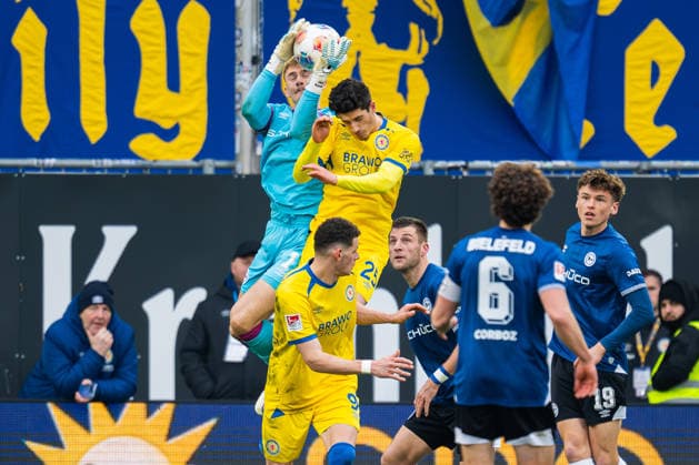 08.02.2026 - Fußball, 2025 2026, 2. Bundesliga, 21. Spieltag, DSC Arminia Bielefeld - Eintracht Braunschweig: (L-R) Jonas Kersken (Bielefeld), Grant-Leon Ranos (Braunschweig), Erencan Yardimci (Braunschweig), Robin Knoche (Bielefeld) DFL REGULATIONS PROHIBIT ANY USE OF PHOTOGRAPHS AS IMAGE SEQUENCES AND OR QUASI-VIDEO.