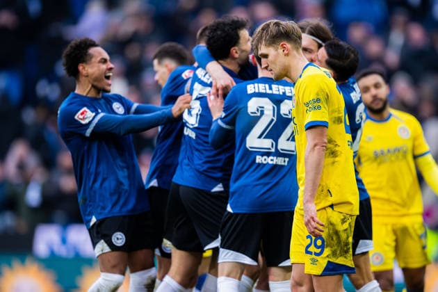 08.02.2026 - Fußball, 2025 2026, 2. Bundesliga, 21. Spieltag, DSC Arminia Bielefeld - Eintracht Braunschweig: Jubeltraube nach dem Tor zum 3:2 von Roberts Uldrikis (Bielefeld), (L) Monju Momuluh (Bielefeld), (M) Lukas Frenkert (Braunschweig) DFL REGULATIONS PROHIBIT ANY USE OF PHOTOGRAPHS AS IMAGE SEQUENCES AND OR QUASI-VIDEO.