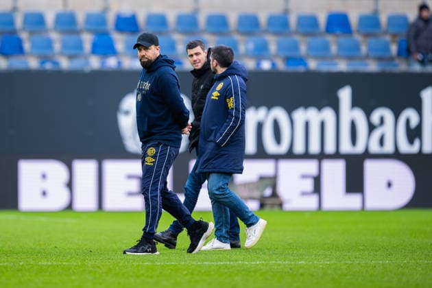08.02.2026 - Fußball, 2025 2026, 2. Bundesliga, 21. Spieltag, DSC Arminia Bielefeld - Eintracht Braunschweig: (L-R) Heiner Backhaus (Trainer - Braunschweig), Benjamin Kessel (Braunschweig), Dennis Kruppke (Braunschweig) DFL REGULATIONS PROHIBIT ANY USE OF PHOTOGRAPHS AS IMAGE SEQUENCES AND OR QUASI-VIDEO.