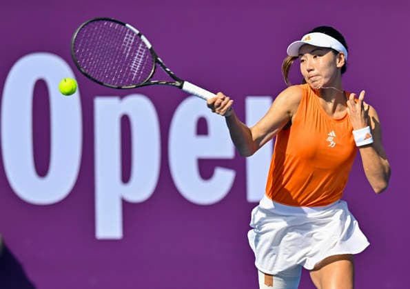 WTA, Tennis Damen QATAR TOTALENERGIES OPEN 2026-ROUND OF 64 Xinyu Wang of China competes in her round of 64 match against Emiliana Arango of Colombia during the WTA Qatar TotalEnergies Open 2026 tennis tournament at the Khalifa International Tennis Complex in Doha, Qatar, on February 9, 2026. ¨ DOHA Qatar Copyright: xNOUSHADx