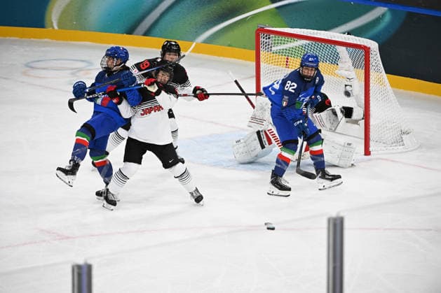 FIght in the defense zone of Japan during Ice hockey, Eishockey Olympic Winter games, Winterspiele,Spiele, Summer games Milano-Cortina 2026 in Milano, Italy, February 09 2026  Copyright: xFilippoxTomasi IPAxSportx xipa-agency.netx xx IPA_71176325 IPA_Agency_IPA71176325