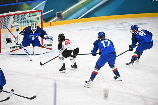 NORO Riri (JAP) in front of DURANTE Gabriella (ITA) during Ice hockey, Eishockey Olympic Winter games, Winterspiele,Spiele, Summer games Milano-Cortina 2026 in Milano, Italy, February 09 2026  Copyright: xFilippoxTomasi IPAxSportx xipa-agency.netx xx IPA_71176369 IPA_Agency_IPA71176369