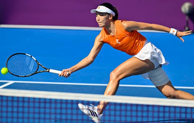 WTA, Tennis Damen QATAR TOTALENERGIES OPEN 2026-ROUND OF 64 Xinyu Wang of China competes in her round of 64 match against Emiliana Arango of Colombia during the WTA Qatar TotalEnergies Open 2026 tennis tournament at the Khalifa International Tennis Complex in Doha, Qatar, on February 9, 2026. ¨ DOHA Qatar Copyright: xNOUSHADx