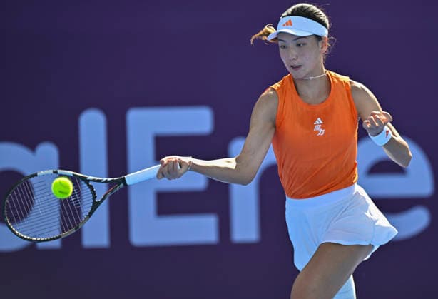 WTA, Tennis Damen QATAR TOTALENERGIES OPEN 2026-ROUND OF 64 Xinyu Wang of China competes in her round of 64 match against Emiliana Arango of Colombia during the WTA Qatar TotalEnergies Open 2026 tennis tournament at the Khalifa International Tennis Complex in Doha, Qatar, on February 9, 2026. ¨ DOHA Qatar Copyright: xNOUSHADx