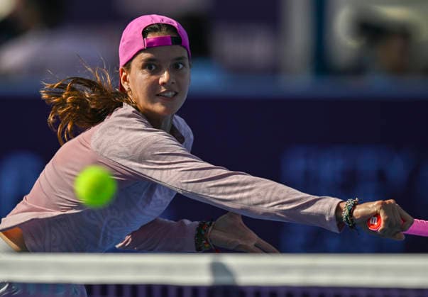 WTA, Tennis Damen QATAR TOTALENERGIES OPEN 2026-ROUND OF 64 Emiliana Arango of Colombia competes in her round of 64 match against Xinyu Wang of China during the WTA Qatar TotalEnergies Open 2026 tennis tournament at the Khalifa International Tennis Complex in Doha, Qatar, on February 9, 2026. ¨ DOHA Qatar Copyright: xNOUSHADx