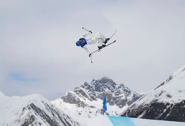 (260209) -- LIVIGNO, Feb. 9, 2026 -- Gu Ailing of China competes during the freestyle skiing women s freeski slopestyle final at the Milan-Cortina 2026 Olympic Winter games, Winterspiele,Spiele, Summer games in Livigno, Italy, Feb. 9, 2026. ) (MICO2026)ITALY-LIVIGNO-OLYMPIC WINTER GAMES-FREESTYLE SKIING-WOMEN S FREESKI SLOPESTYLE-FINAL WuxHuiwo 
