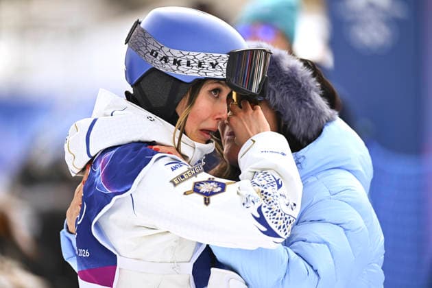 (260209) -- LIVIGNO, Feb. 9, 2026 -- Gu Ailing (L) of China reacts during the freestyle skiing women s freeski slopestyle final at the Milan-Cortina 2026 Olympic Winter games, Winterspiele,Spiele, Summer games in Livigno, Italy, Feb. 9, 2026. ) (MICO2026)ITALY-LIVIGNO-OLYMPIC WINTER GAMES-FREESTYLE SKIING-WOMEN S FREESKI SLOPESTYLE-FINAL ZhangxHongxiang 