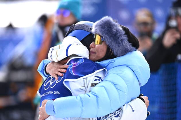 (260209) -- LIVIGNO, Feb. 9, 2026 -- Gu Ailing (L) of China hugs her mother during the freestyle skiing women s freeski slopestyle final at the Milan-Cortina 2026 Olympic Winter games, Winterspiele,Spiele, Summer games in Livigno, Italy, Feb. 9, 2026. ) (MICO2026)ITALY-LIVIGNO-OLYMPIC WINTER GAMES-FREESTYLE SKIING-WOMEN S FREESKI SLOPESTYLE-FINAL ZhangxHongxiang 
