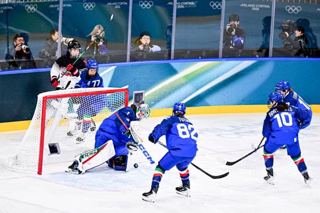 ITALY team group, Mannschaftsbild, Totale (ITA) vs JAPAN TEAM GROUP (JPN), during Womens Prelim. Round - Group B, Ice hockey, Eishockey at the Olympic Winter games, Winterspiele,Spiele, Summer games Milano Cortina 2026, at Milano Rho Ice Hockey Arena, on February 09, 2026 in Milan, Italy. Noxthirdxpartyxsales  aflo_319074688