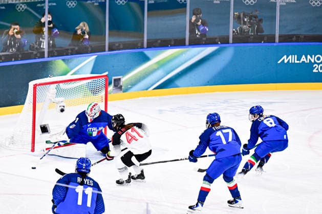 ITALY team group, Mannschaftsbild, Totale (ITA) vs JAPAN TEAM GROUP (JPN), during Womens Prelim. Round - Group B, Ice hockey, Eishockey at the Olympic Winter games, Winterspiele,Spiele, Summer games Milano Cortina 2026, at Milano Rho Ice Hockey Arena, on February 09, 2026 in Milan, Italy. Noxthirdxpartyxsales  aflo_319074732