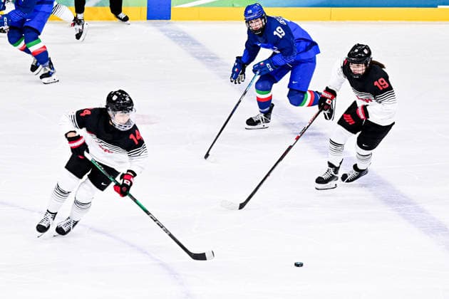 ITALY team group, Mannschaftsbild, Totale (ITA) vs JAPAN TEAM GROUP (JPN), during Womens Prelim. Round - Group B, Ice hockey, Eishockey at the Olympic Winter games, Winterspiele,Spiele, Summer games Milano Cortina 2026, at Milano Rho Ice Hockey Arena, on February 09, 2026 in Milan, Italy. Noxthirdxpartyxsales  aflo_319077093