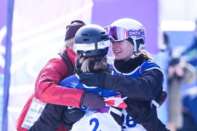 09 02 2026, Livigno, Snow Park, Winter Olympics: Women s Freeski Slopestyle Final, 26 Naomi Urness (Canada) and 2 Megan Oldham (Canada) and Elena Gaskell celebrate Livigno Snow Park Lombardy Italy *** 09 02 2026, Livigno, Snow Park, Winter Olympics Women s Freeski Slopestyle Final, 26 Naomi Urness Canada and 2 Megan Oldham Canada and Elena Gaskell celebrate Livigno Snow Park Lombardy Italy Copyright: xJustPictures.ch JarixPestelaccix jp-en-JaPe-DSC08341-20260209