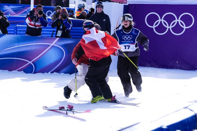 09 02 2026, Livigno, Snow Park, Winter Olympics: Women s Freeski Slopestyle Final, 1 Mathilde Gremaud (Switzerland) wins olympic gold and celebrates with 17 Giulia Tanno (Switzerland) and team Livigno Snow Park Lombardy Italy *** 09 02 2026, Livigno, Snow Park, Winter Olympics Women s Freeski Slopestyle Final, 1 Mathilde Gremaud Switzerland wins olympic gold and celebrates with 17 Giulia Tanno Switzerland and team Livigno Snow Park Lombardy Italy Copyright: xJustPictures.ch JarixPestelaccix jp-en-JaPe-DSC05542-20260209