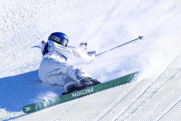 09 02 2026, Livigno, Snow Park, Winter Olympics: Women s Freeski Slopestyle Final, 7 Ailing Eileen Gu (China) falls on the last run Livigno Snow Park Lombardy Italy *** 09 02 2026, Livigno, Snow Park, Winter Olympics Women s Freeski Slopestyle Final, 7 Ailing Eileen Gu China falls on the last run Livigno Snow Park Lombardy Italy Copyright: xJustPictures.ch JarixPestelaccix jp-en-JaPe-DSC07179-20260209