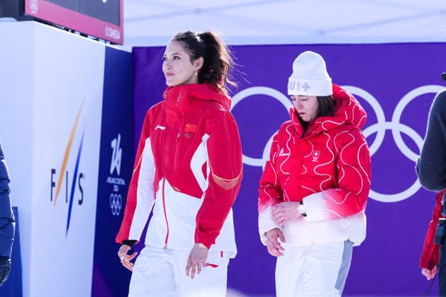 09 02 2026, Livigno, Snow Park, Winter Olympics: Women s Freeski Slopestyle Final, medal ceremony with 7 Ailing Eileen Gu (China) Silver Medal and 1 Mathilde Gremaud (Switzerland) Gold Medal (right) Livigno Snow Park Lombardy Italy *** 09 02 2026, Livigno, Snow Park, Winter Olympics Women s Freeski Slopestyle Final, medal ceremony with 7 Ailing Eileen Gu China Silver Medal and 1 Mathilde Gremaud Switzerland Gold Medal right Livigno Snow Park Lombardy Italy Copyright: xJustPictures.ch JarixPestelaccix jp-en-JaPe-DSC08755-20260209