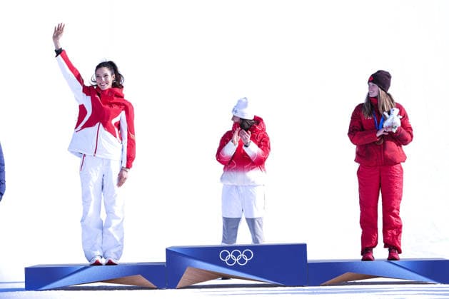 09 02 2026, Livigno, Snow Park, Winter Olympics: Women s Freeski Slopestyle Final, medal ceremony with 7 Ailing Eileen Gu (China) Silver Medal (left, 1 Mathilde Gremaud (Switzerland) Gold Medal (center) and 2 Megan Oldham (Canada) Bronze Medal (right) Livigno Snow Park Lombardy Italy *** 09 02 2026, Livigno, Snow Park, Winter Olympics Women s Freeski Slopestyle Final, medal ceremony with 7 Ailing Eileen Gu China Silver Medal left, 1 Mathilde Gremaud Switzerland Gold Medal center and 2 Megan Oldham Canada Bronze Medal right Livigno Snow Park Lombardy Italy Copyright: xJustPictures.ch JarixPestelaccix jp-en-JaPe-DSC08932-20260209
