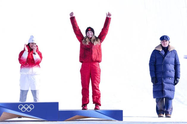 09 02 2026, Livigno, Snow Park, Winter Olympics: Women s Freeski Slopestyle Final, medal ceremony with 7 Ailing Eileen Gu (China) Silver Medal (left) and 2 Megan Oldham (Canada) Bronze Medal (right) Livigno Snow Park Lombardy Italy *** 09 02 2026, Livigno, Snow Park, Winter Olympics Women s Freeski Slopestyle Final, medal ceremony with 7 Ailing Eileen Gu China Silver Medal left and 2 Megan Oldham Canada Bronze Medal right Livigno Snow Park Lombardy Italy Copyright: xJustPictures.ch JarixPestelaccix jp-en-JaPe-DSC08844-20260209