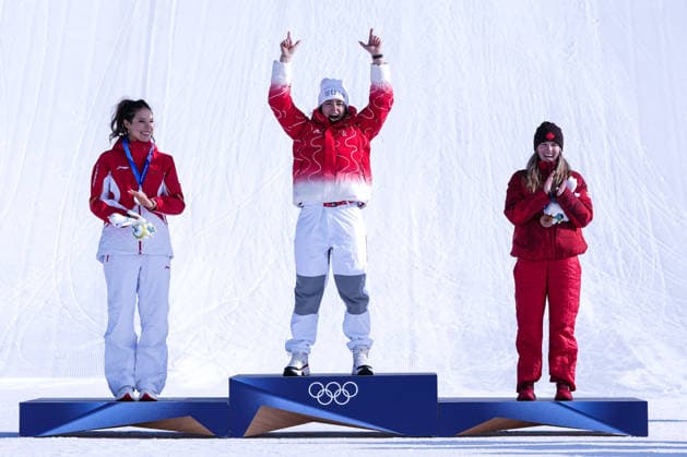 09 02 2026, Livigno, Snow Park, Winter Olympics: Women s Freeski Slopestyle Final, medal ceremony with 7 Ailing Eileen Gu (China) Silver Medal (left, 1 Mathilde Gremaud (Switzerland) Gold Medal (center) and 2 Megan Oldham (Canada) Bronze Medal (right) Livigno Snow Park Lombardy Italy *** 09 02 2026, Livigno, Snow Park, Winter Olympics Women s Freeski Slopestyle Final, medal ceremony with 7 Ailing Eileen Gu China Silver Medal left, 1 Mathilde Gremaud Switzerland Gold Medal center and 2 Megan Oldham Canada Bronze Medal right Livigno Snow Park Lombardy Italy Copyright: xJustPictures.ch JarixPestelaccix jp-en-JaPe-DSC09026-20260209